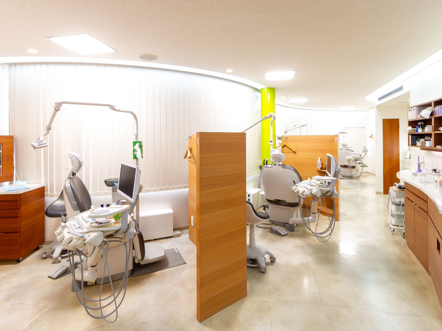 日本口腔インプラント学会 口腔インプラント専門医在中